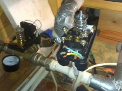 Настроить реле давления воды для насоса. 06