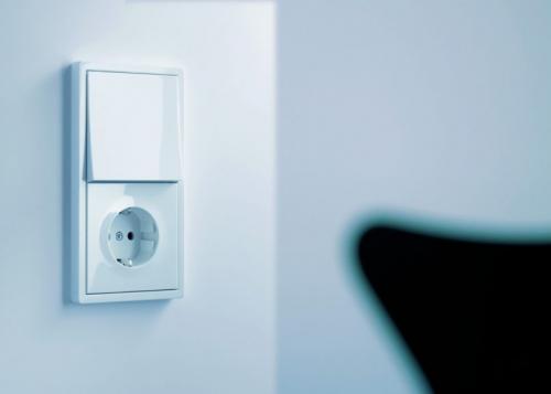 Как правильно установить выключатель с рамкой стандартного размера. Монтаж одноклавишного выключателя