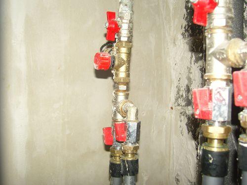 Как выключить воду в квартире, если кран закрыт на территории дома. Как отключить воду в стояке туалета?