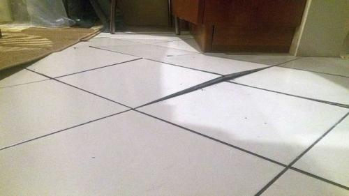 Можно ли класть плитку на деревянный пол. Сложности при укладке плитки