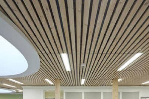 Реечный деревянный потолок. Достоинства и недостатки деревянного реечного потолка