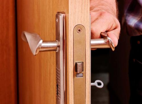 Как сделать, чтобы дверь не открывалась сама: практические советы