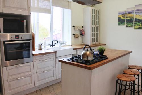 Белая кухня со столешницей под дерево. Создаем гармоничную композицию