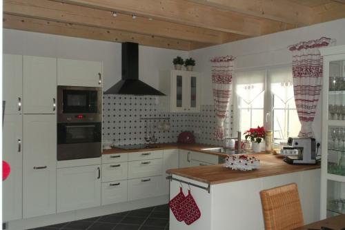 Белая кухня со столешницей под дерево. Создаем гармоничную композицию