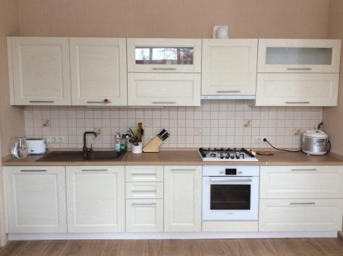 Белая кухня со столешницей под дерево. Создаем гармоничную композицию