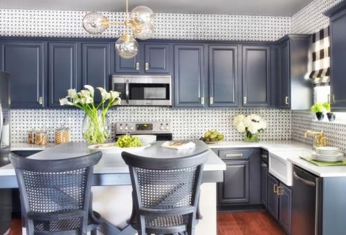 Белая кухня с белой столешницей и белым фартуком. Какой фартук лучше выбрать для белой кухни: 30 вариантов с фото 31 Белая кухня с белой столешницей и белым фартуком. Какой фартук лучше выбрать для белой кухни: 30 вариантов с фото 31