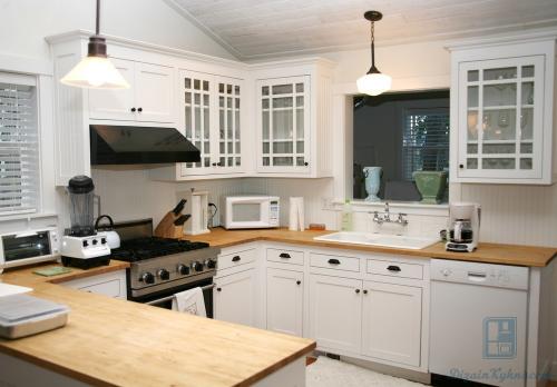 Белая кухня со столешницей под дерево. Создаем гармоничную композицию