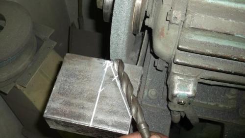 Как сделать приспособление для заточки сверл из дверной петли. Как облегчить заточку сверл с помощью дверной петли