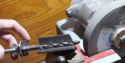 Как сделать приспособление для заточки сверл из дверной петли. Как облегчить заточку сверл с помощью дверной петли