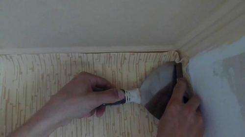 Как правильно начать клеить обои в комнате с неровными углами. Откуда начинать поклейку обоев?