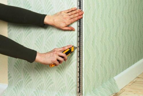 Как правильно начать клеить обои в комнате с неровными углами. Откуда начинать поклейку обоев?