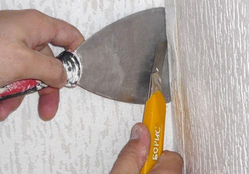 Как правильно начать клеить обои в комнате с неровными углами. Откуда начинать поклейку обоев?