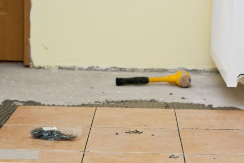 Как класть плитку на пол новичку. Ша. Укладка первой плитки и первого ряда