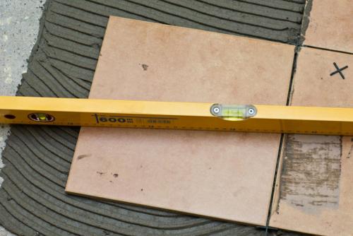 Как класть плитку на пол новичку. Ша. Укладка первой плитки и первого ряда