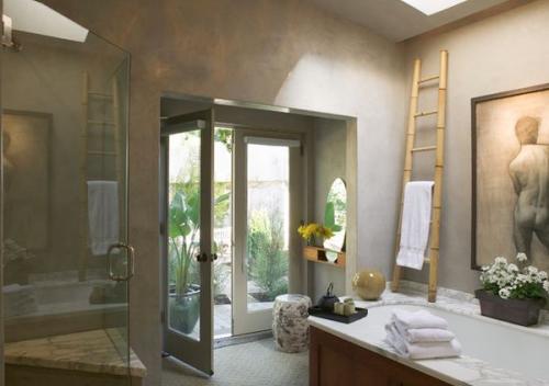 Как красиво повесить полотенца в ванной. Чудесные стремянки и стильные вешалки