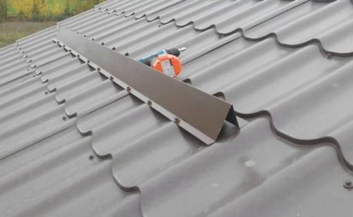 Снегорассекатель для крыши. Снегозадержание на крыше: разновидности лавинных барьеров и их установка