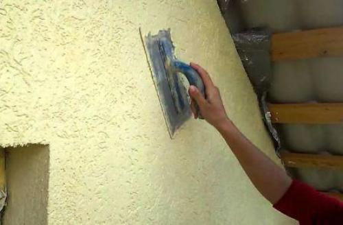 Технология штукатурки короед на стену. Технология нанесения декоративной штукатурки «короед»