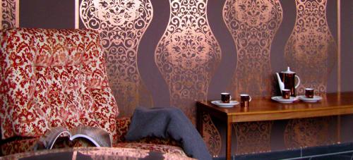 Какие типы мебели лучше всего подходят для комнаты с темными обоями. Виды черных обоев