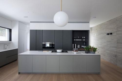 Белая кухня со светлой столешницей. Почему стоит выбрать белую кухню? 18