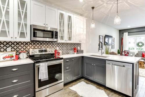 Белая кухня со светлой столешницей. Почему стоит выбрать белую кухню? 23