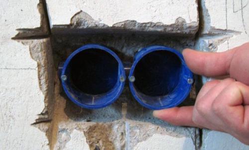 Чем закрепить подрозетник в стене. Установка в бетонную стену