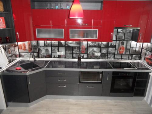 Кухня в серых тонах с яркими акцентами. Оформление кухни в серых тонах: 10 советов дизайнеров