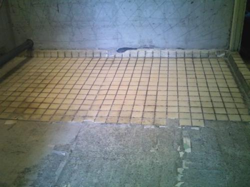 Укладка плитки на плитку в ванной. Почему вопрос об укладке плитки поверх старой актуален?