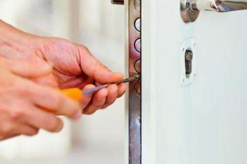 Как вынуть личинку из замка без ключа в открытой двери. Снимаем личинку на поврежденном замке