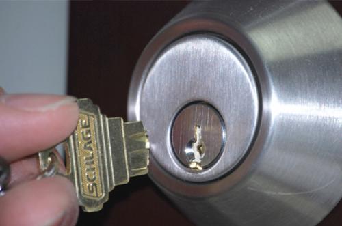 Как вынуть личинку из замка без ключа в открытой двери. Снимаем личинку на поврежденном замке