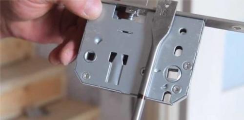 Установка замка межкомнатной двери. Как врезать замок в межкомнатную дверь: пошаговые фото