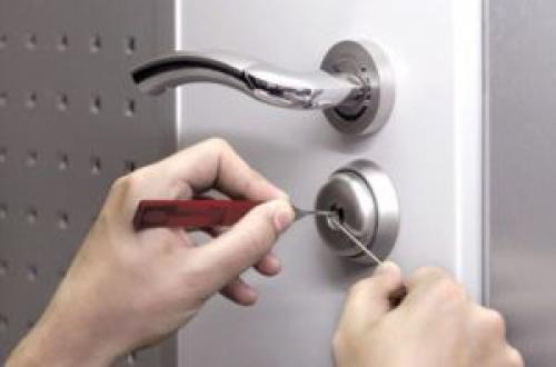 Как поменять личинку в замке входной двери самостоятельно если нет ключа. Как вытащить личинку из замка