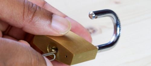 Плохо работает замок входной двери. Как открыть замок если ключ не поворачивается: все правила взлома двери с описанием, что делать если застрял ключ и заклинило замок