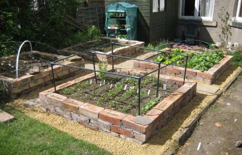 Грядки из кирпича. Плюсы и минусы грядок из кирпича, их виды и как сделать своими руками