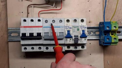 Как правильно подключить автоматику к электропроводке в квартире. Как подключить автомат в щитке на 220 и 380В своими руками? Всё о монтаже и сборке электрощита в квартире или частном доме