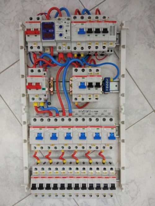 Как правильно подключить автоматику к электропроводке в квартире. Как подключить автомат в щитке на 220 и 380В своими руками? Всё о монтаже и сборке электрощита в квартире или частном доме
