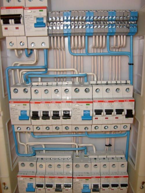Как правильно подключить автоматику к электропроводке в квартире. Как подключить автомат в щитке на 220 и 380В своими руками? Всё о монтаже и сборке электрощита в квартире или частном доме