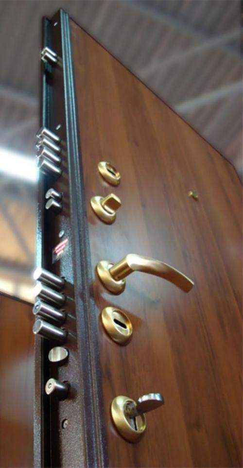 Как правильно выполнить ремонт железных дверей: практические советы 03