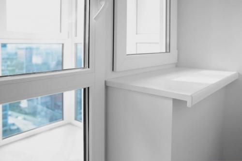 Какие факторы влияют на долговечность пластиковых подоконников ПВХ. Какие бывают материалы для изготовления подоконников для пластиковых окон