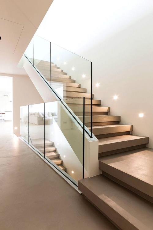 Лестница на второй этаж. Маршевые лестницы