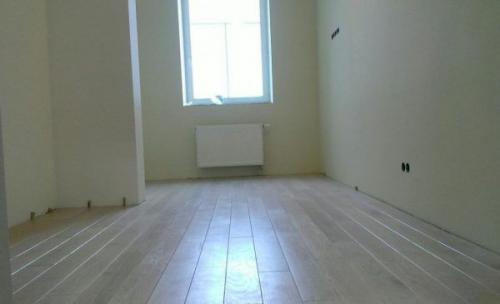 Подложка под ламинат: вдоль или поперек. Направление укладки ламината