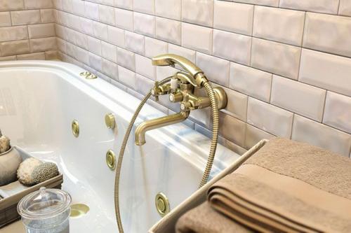 Как выбрать смеситель для ванной с душем. Как выбрать надежный смеситель для ванной с душем: обзор лучших моделей и сравнение характеристик