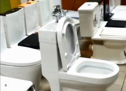 Раковина над унитазом в маленьком туалете. Удобно ли это?