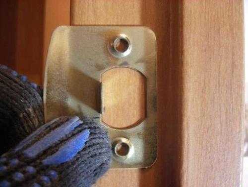 Как врезать замок в дверь фрезером. Как выполняется врезка замка в деревянные межкомнатные двери
