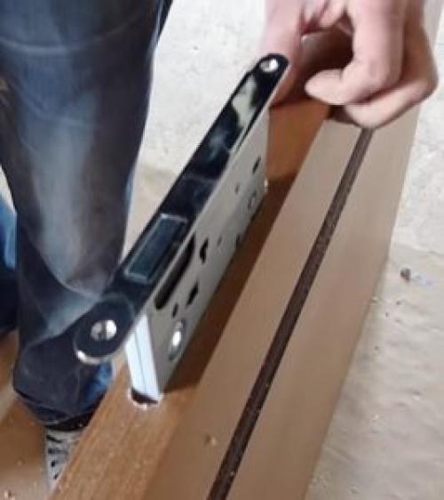 Как врезать замок в новую деревянную дверь своими.. Процесс изготовления паза под замок