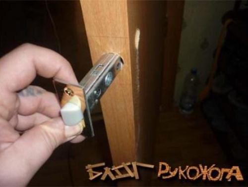 Как врезать замок в межкомнатную дверь без фрезера. Как правильно врезать замок вмежкомнатную дверь