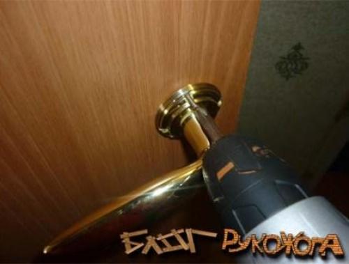 Как врезать замок в межкомнатную дверь без фрезера. Как правильно врезать замок вмежкомнатную дверь