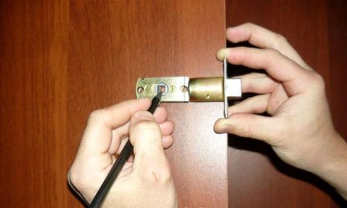 Как врезать замок в дверь фрезером. Как выполняется врезка замка в деревянные межкомнатные двери