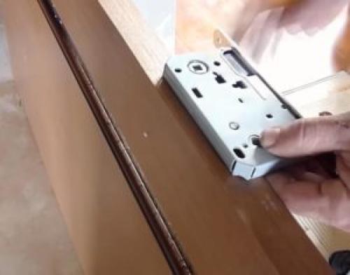 Как врезать замок в новую деревянную дверь своими.. Процесс изготовления паза под замок