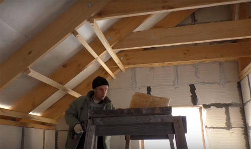 Как утеплять мансардную крышу изнутри, если есть водосток. Как утеплить мансарду для зимнего проживания – видео и нюансы проводимого процесса