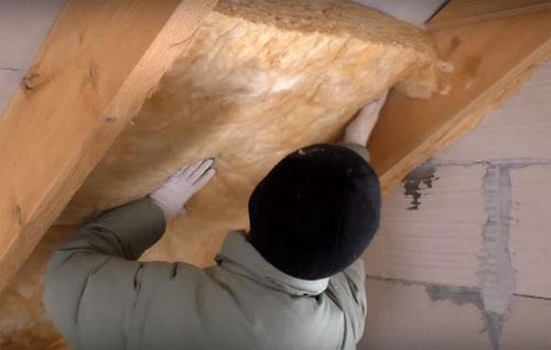 Как утеплять мансардную крышу изнутри, если есть водосток. Как утеплить мансарду для зимнего проживания – видео и нюансы проводимого процесса